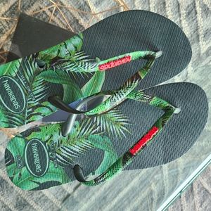 Womens Havaianas Slippers- size 6